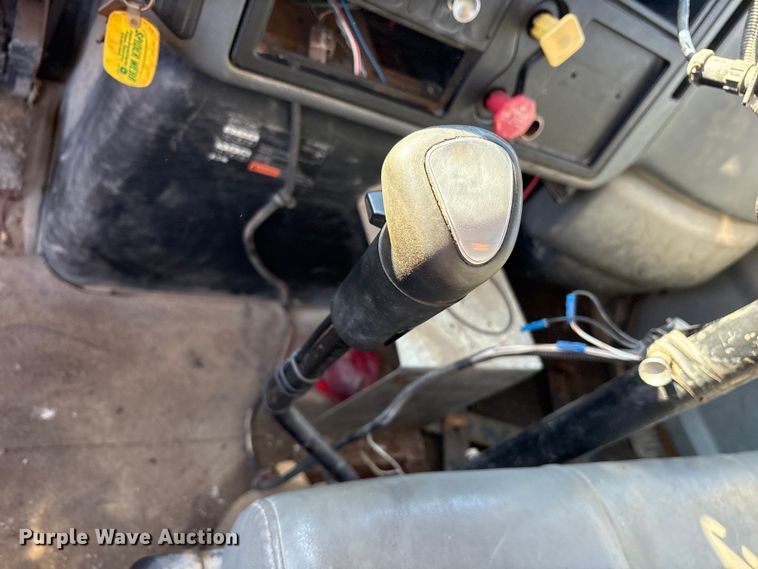 image for item ET7106 2004 International 7400 dump truck