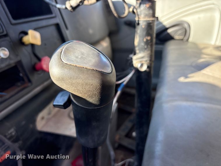 image for item ET7106 2004 International 7400 dump truck