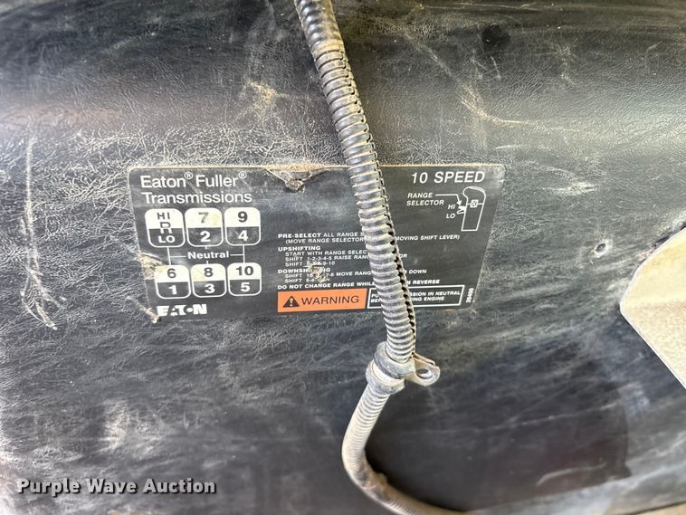 image for item ET7106 2004 International 7400 dump truck