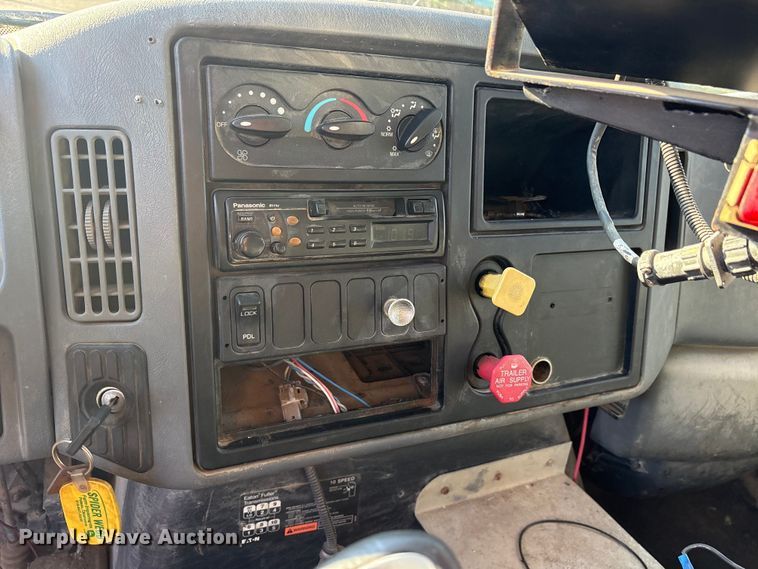 image for item ET7106 2004 International 7400 dump truck