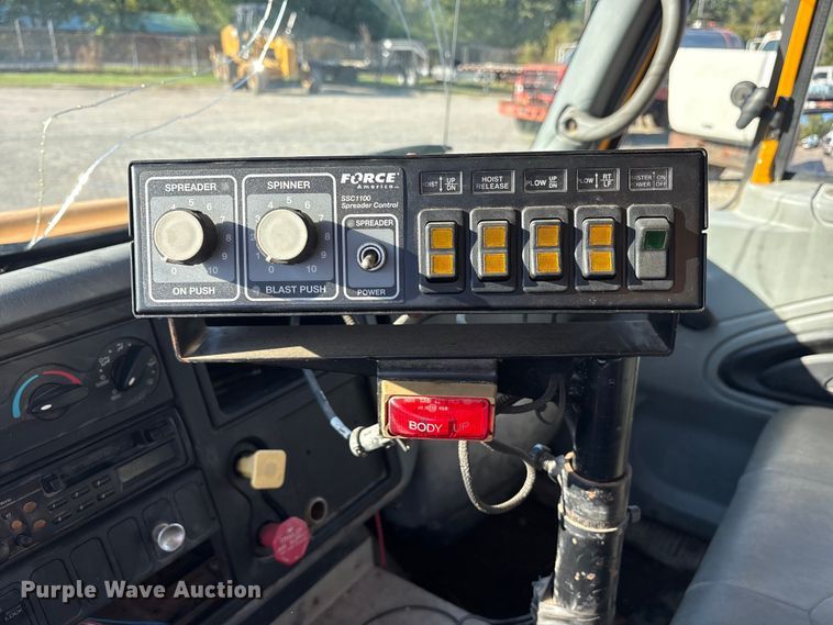 image for item ET7106 2004 International 7400 dump truck