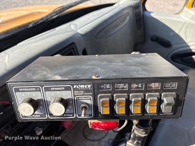 image for item ET7106 2004 International 7400 dump truck