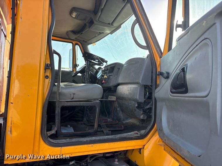 image for item ET7106 2004 International 7400 dump truck