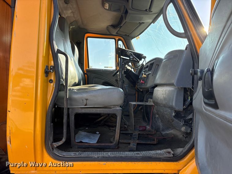 image for item ET7106 2004 International 7400 dump truck