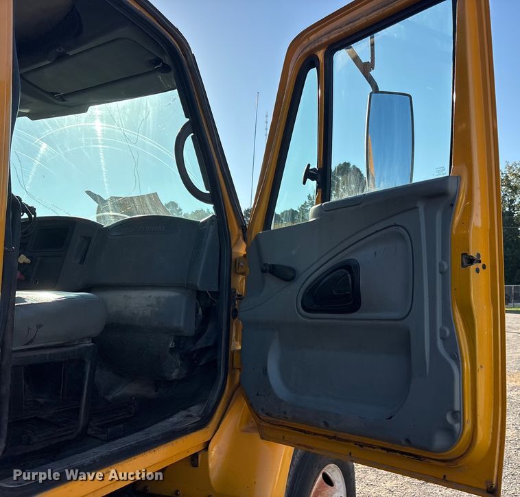 image for item ET7106 2004 International 7400 dump truck