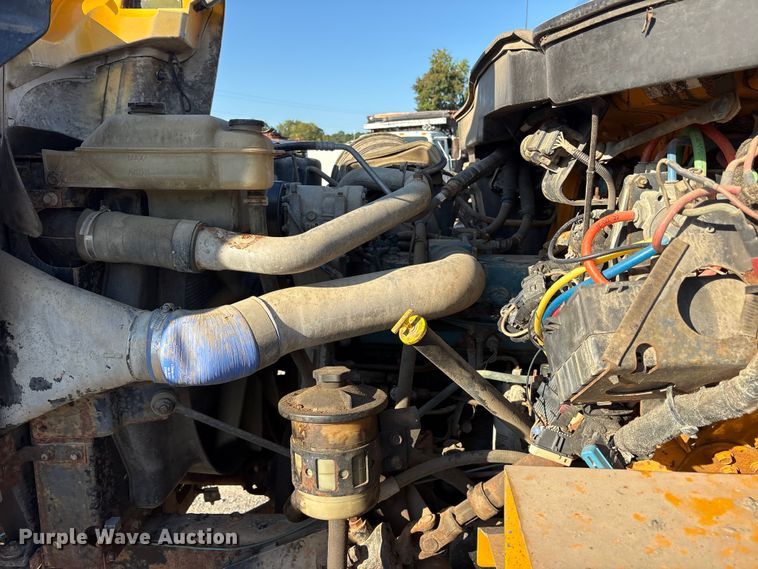 image for item ET7106 2004 International 7400 dump truck