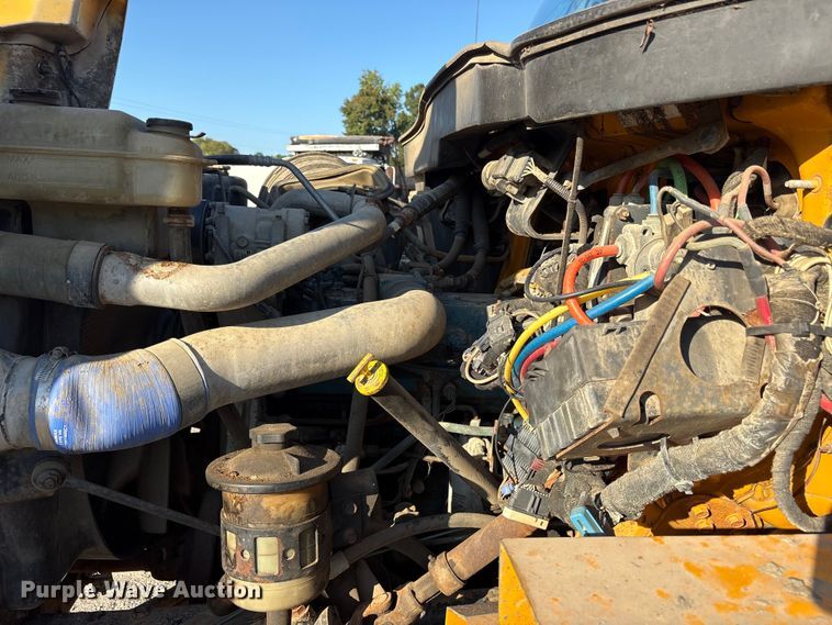 image for item ET7106 2004 International 7400 dump truck