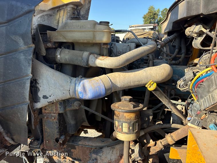 image for item ET7106 2004 International 7400 dump truck