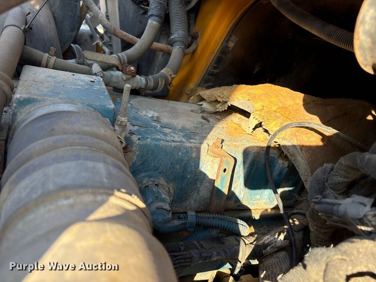 image for item ET7106 2004 International 7400 dump truck