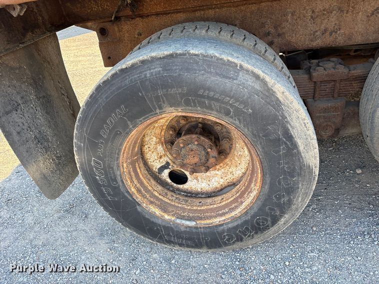 image for item ET7106 2004 International 7400 dump truck