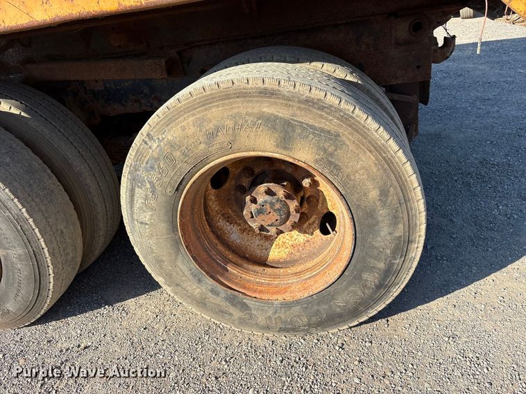 image for item ET7106 2004 International 7400 dump truck