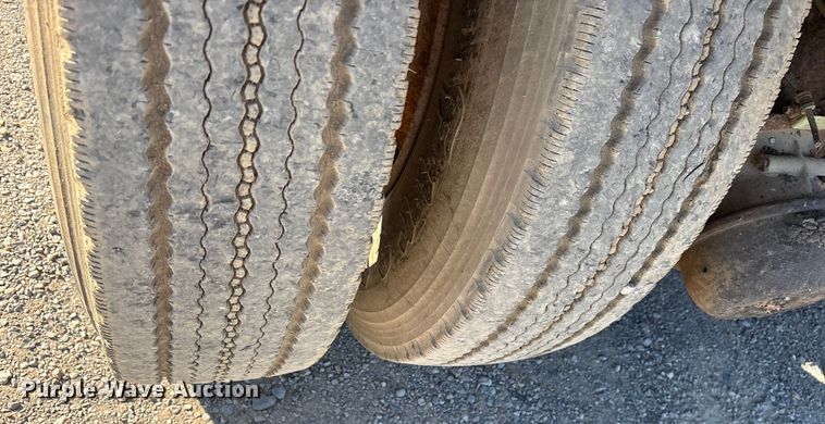 image for item ET7106 2004 International 7400 dump truck