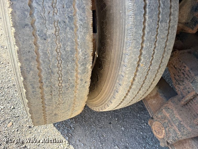 image for item ET7106 2004 International 7400 dump truck