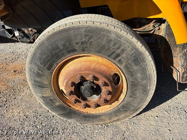 image for item ET7106 2004 International 7400 dump truck