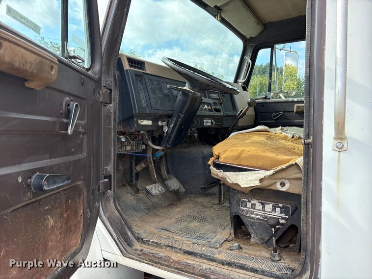 image for item ET7109 1990 International 4700 dump flatbed truck