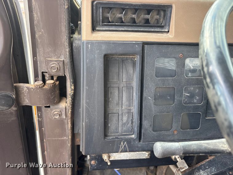 image for item ET7109 1990 International 4700 dump flatbed truck