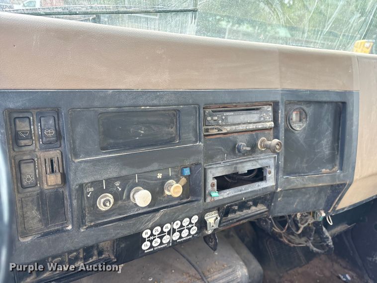 image for item ET7109 1990 International 4700 dump flatbed truck