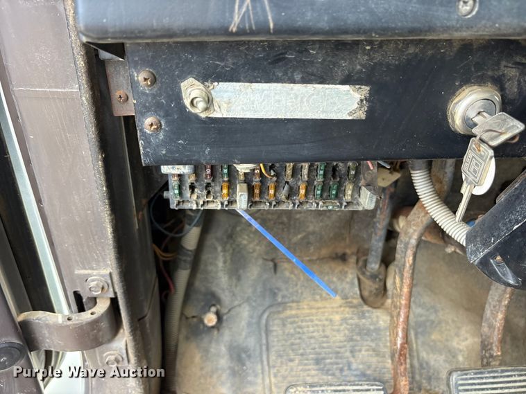 image for item ET7109 1990 International 4700 dump flatbed truck