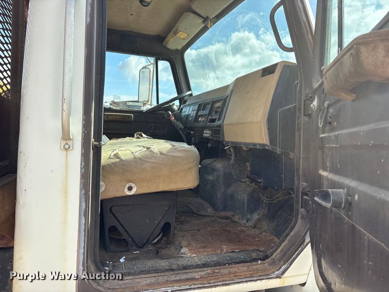 image for item ET7109 1990 International 4700 dump flatbed truck