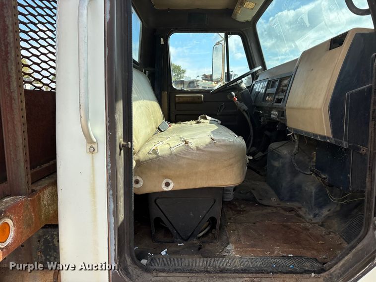 image for item ET7109 1990 International 4700 dump flatbed truck