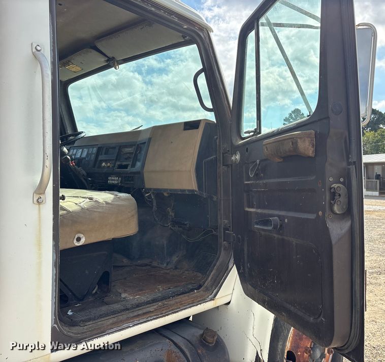 image for item ET7109 1990 International 4700 dump flatbed truck