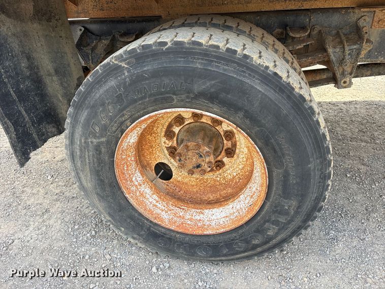 image for item ET7109 1990 International 4700 dump flatbed truck