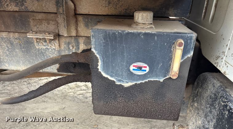 image for item ET7110 1992 International 4700 dump truck