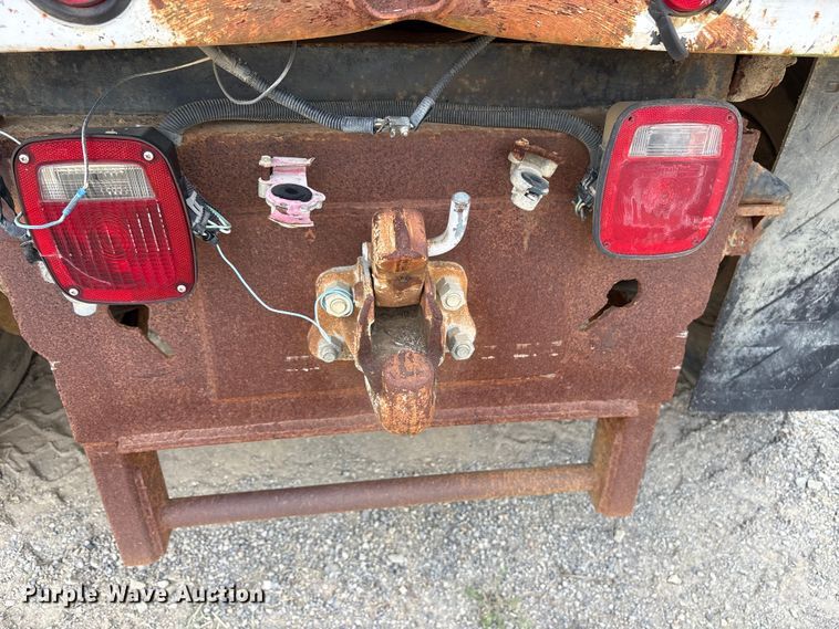 image for item ET7110 1992 International 4700 dump truck