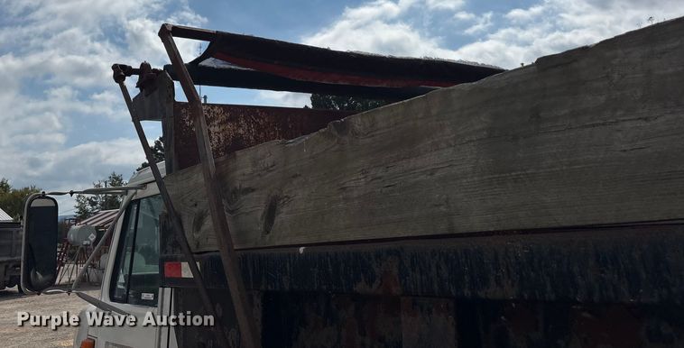 image for item ET7110 1992 International 4700 dump truck