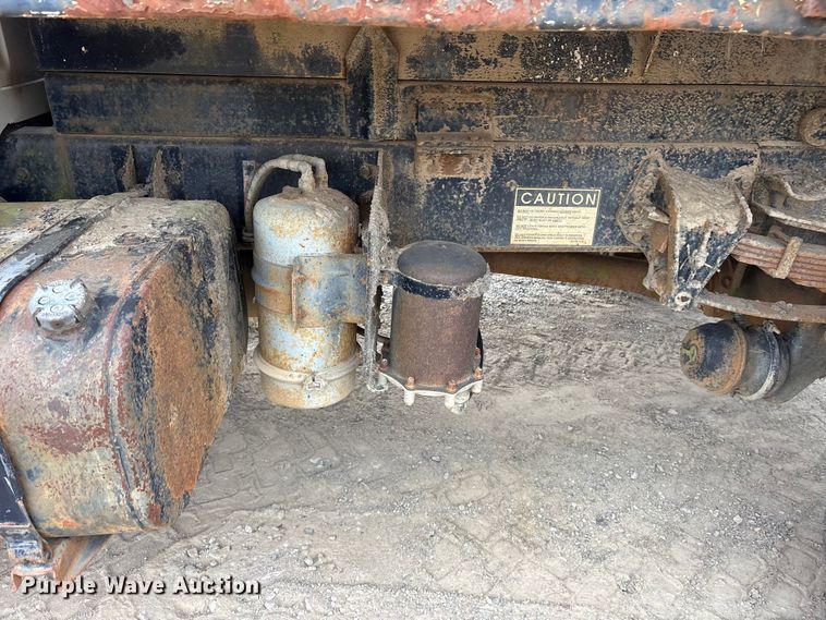 image for item ET7110 1992 International 4700 dump truck