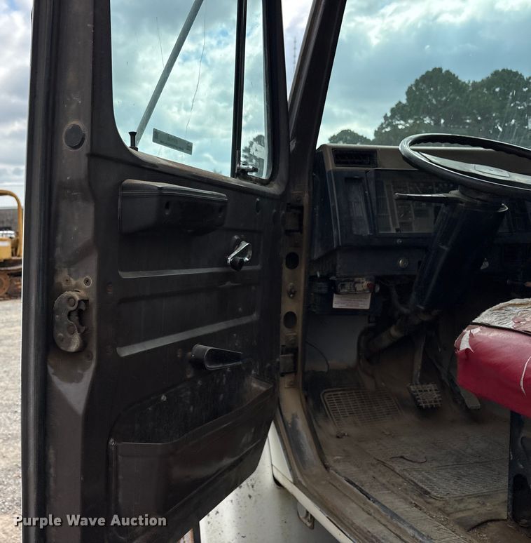 image for item ET7110 1992 International 4700 dump truck