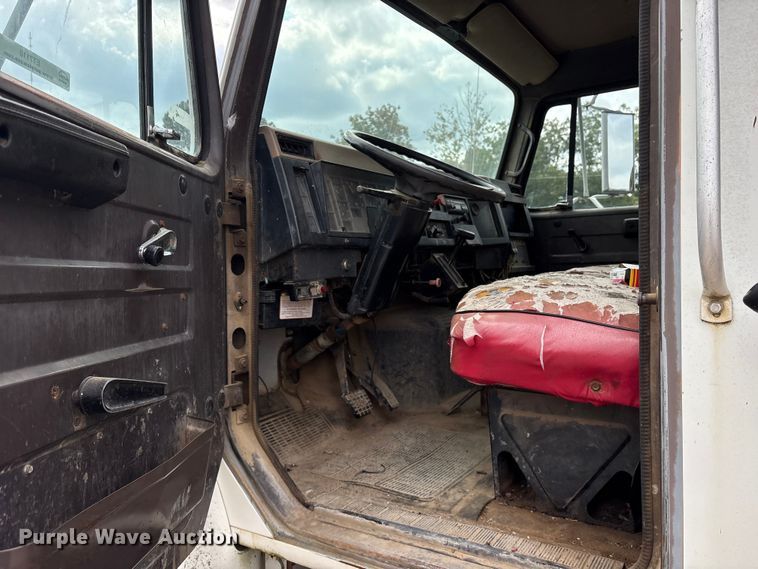 image for item ET7110 1992 International 4700 dump truck