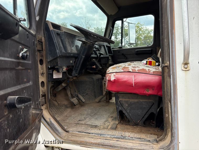 image for item ET7110 1992 International 4700 dump truck