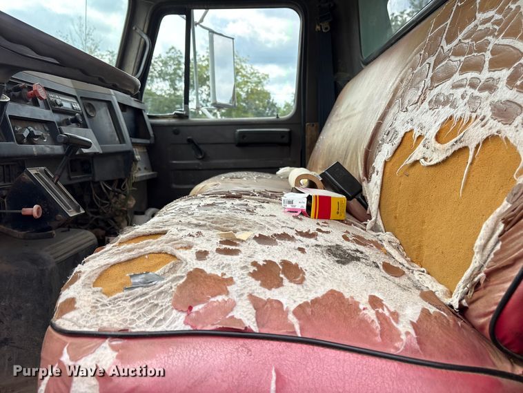 image for item ET7110 1992 International 4700 dump truck