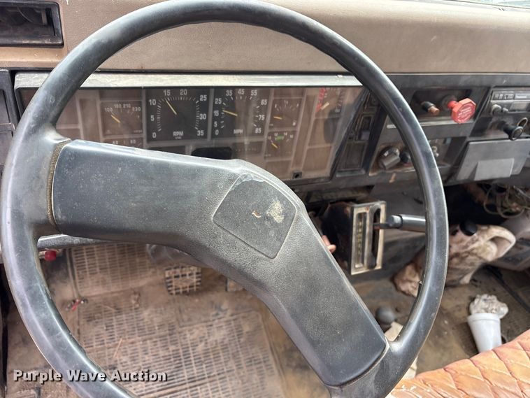 image for item ET7110 1992 International 4700 dump truck