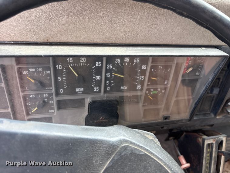 image for item ET7110 1992 International 4700 dump truck