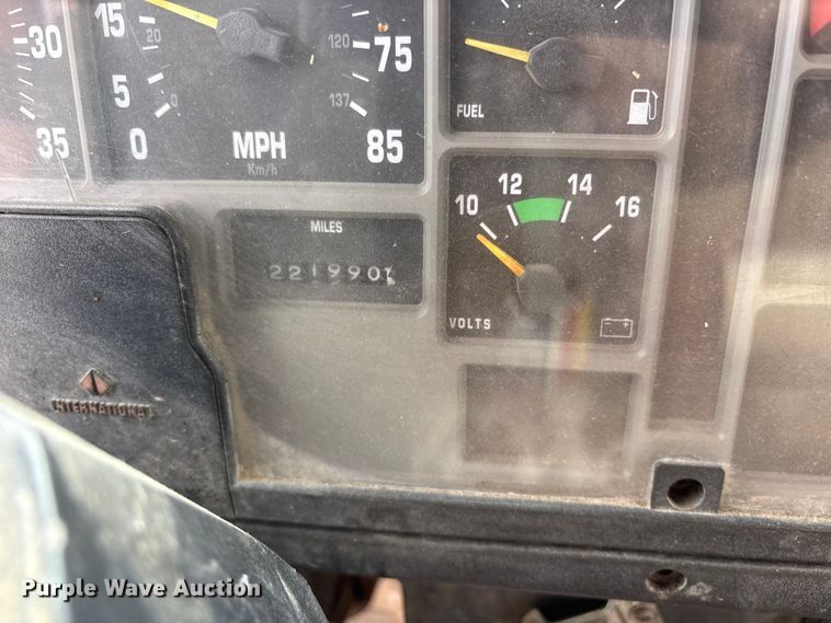 image for item ET7110 1992 International 4700 dump truck