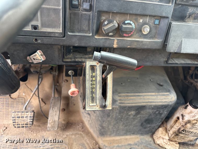 image for item ET7110 1992 International 4700 dump truck