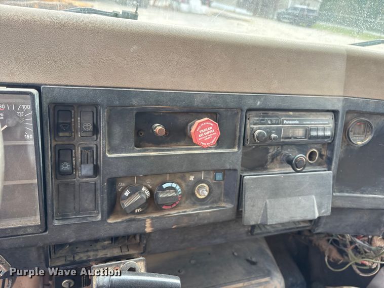 image for item ET7110 1992 International 4700 dump truck