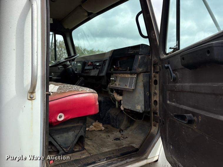 image for item ET7110 1992 International 4700 dump truck