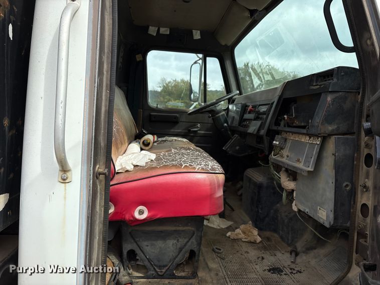 image for item ET7110 1992 International 4700 dump truck