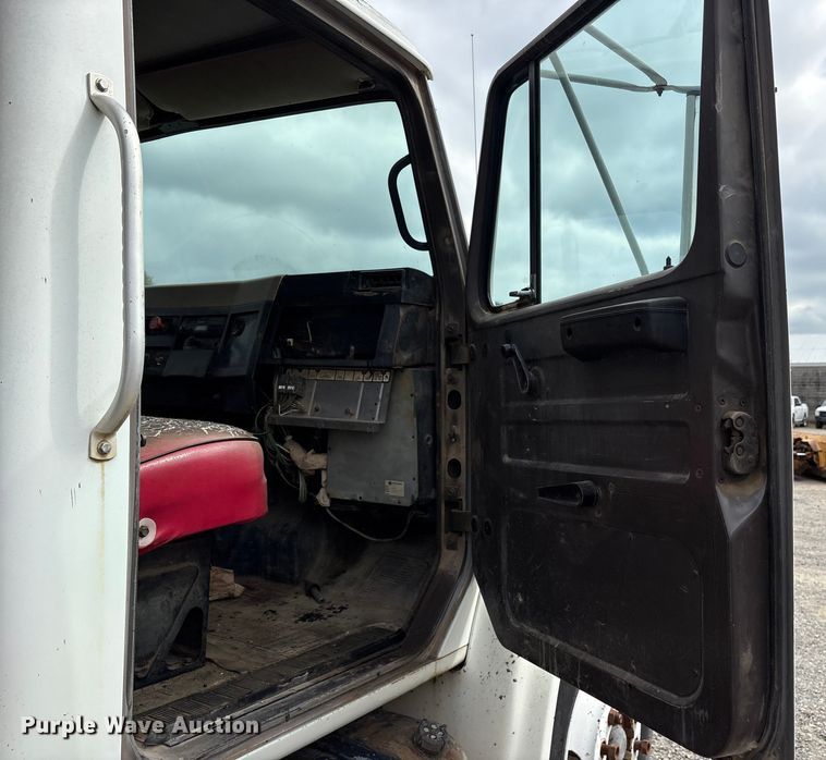 image for item ET7110 1992 International 4700 dump truck