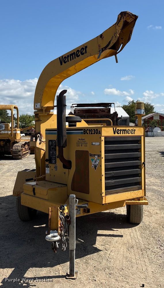 image for item ET7112 2001 Vermeer BC1230A wood chipper