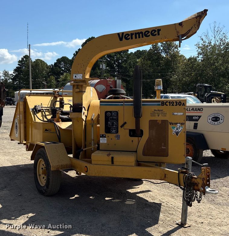 image for item ET7112 2001 Vermeer BC1230A wood chipper