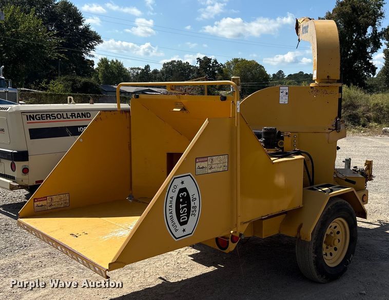 image for item ET7112 2001 Vermeer BC1230A wood chipper