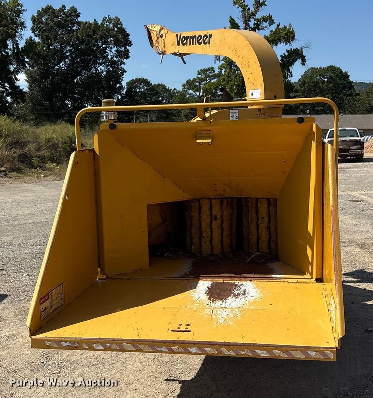 image for item ET7112 2001 Vermeer BC1230A wood chipper