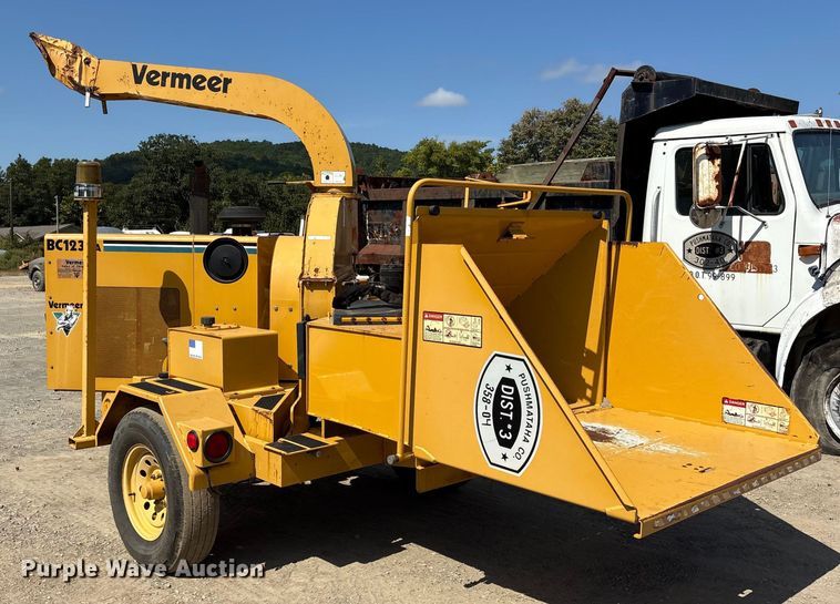 image for item ET7112 2001 Vermeer BC1230A wood chipper
