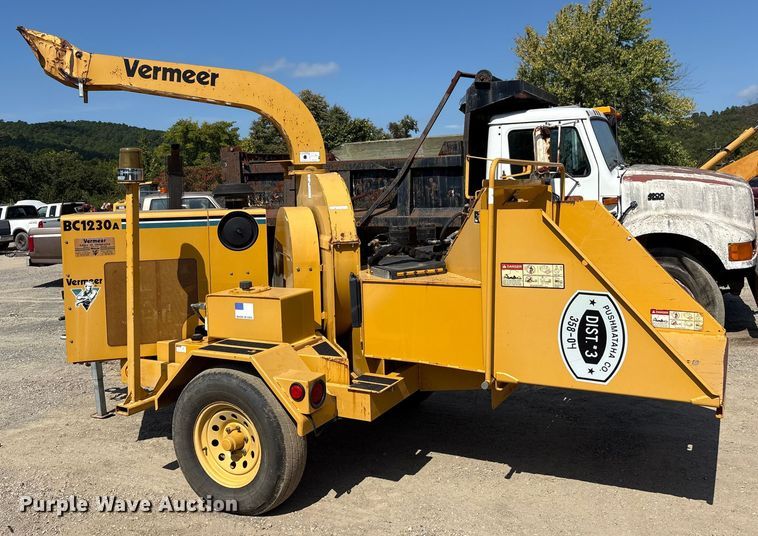 image for item ET7112 2001 Vermeer BC1230A wood chipper