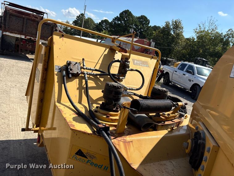 image for item ET7112 2001 Vermeer BC1230A wood chipper