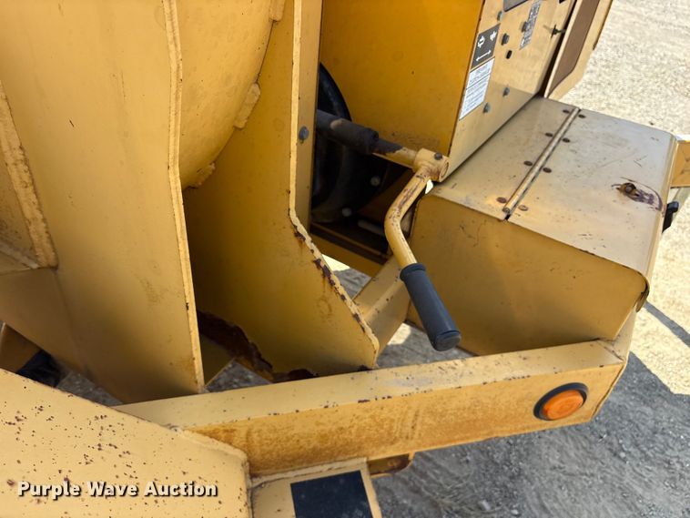 image for item ET7112 2001 Vermeer BC1230A wood chipper